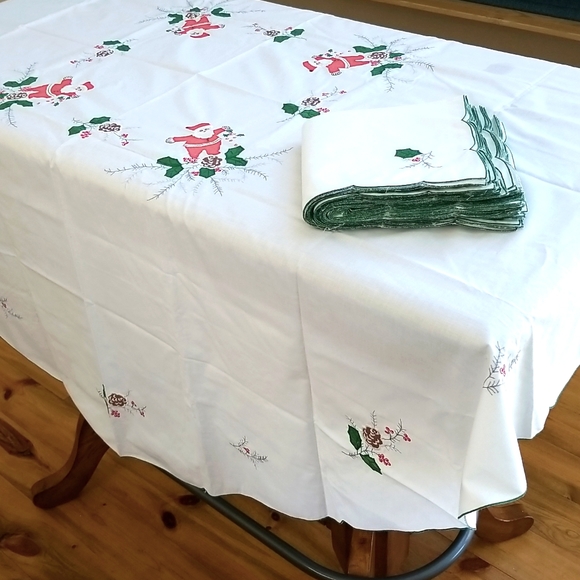 Vtg Christmas Tablecloth & Napkins Set - Picture 4 of 10